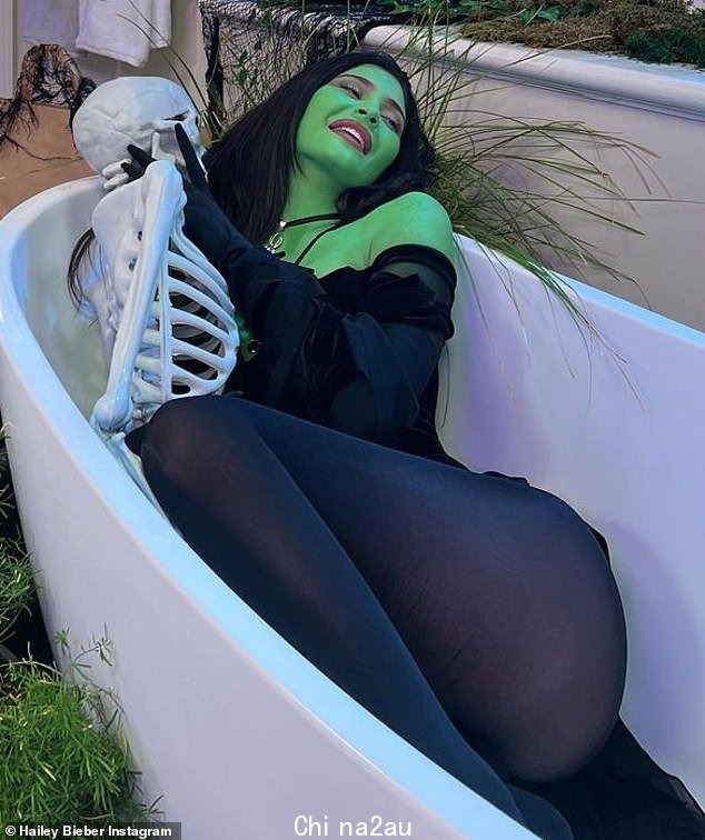 Wicked! Kylie Jenner 在引导标志性的绿野仙踪恶棍西方邪恶女巫时将自己涂成绿色