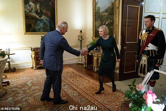 国王查理三世与总理敏握手昨晚在白金汉宫的 Liz Truss 姐妹” class=