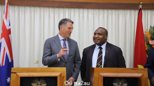 副总理理查德·马勒斯会见了巴布亚新几内亚总理詹姆斯·马拉佩 (James Marape) 修士坚称，这不是为了阻止与中国的关系。图片：Twitter/RichardMarlesMP