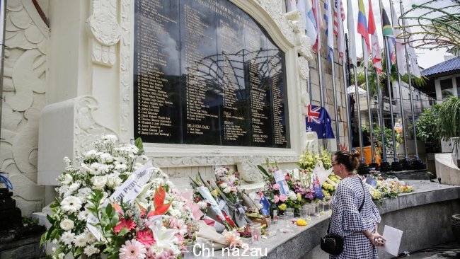 Bal 的澳大利亚家人和朋友在库塔的追悼会上播放恐怖分子和袭击事件的画面后，轰炸受害者受到了创伤。 Johannes P. Christo.
