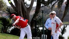 Anthony Albanese 和 Dominic Perrottet 在悉尼 Kirribilli House 的后院板球比赛中对决