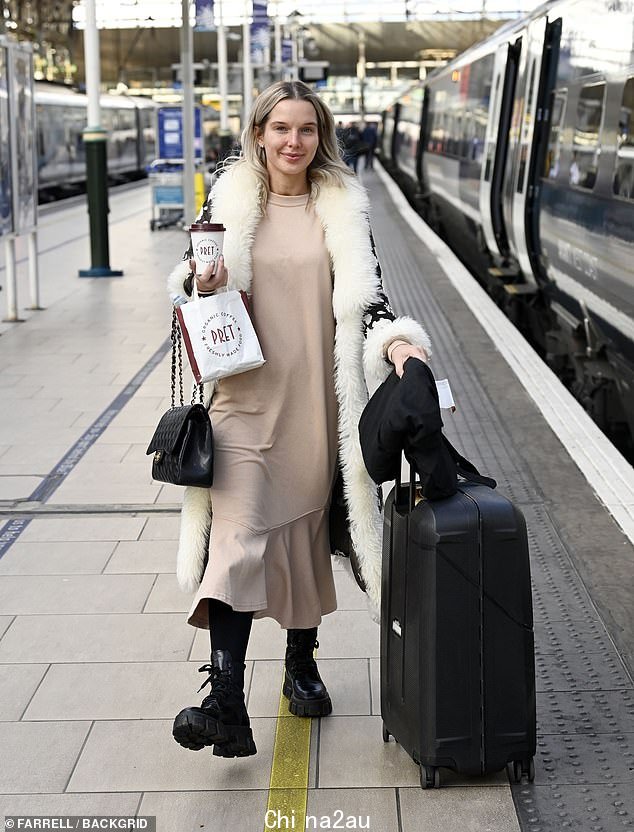 Arrivals: Helen Flannagan (如图) 和 Katie McGlynn 确保他们在周四晚上的国家电视奖颁奖典礼之前有足够的时间抵达伦敦
