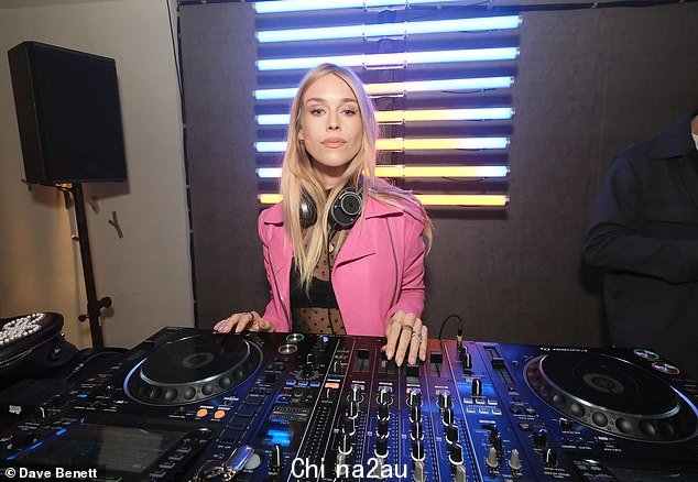 娱乐:玛丽参加了活动的 DJ 平台,为整个晚上的客人提供音乐