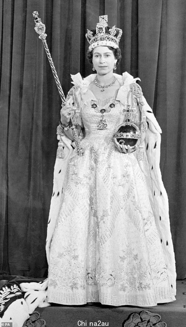 已故伊丽莎白二世加冕时，与备受争议的王冠合照