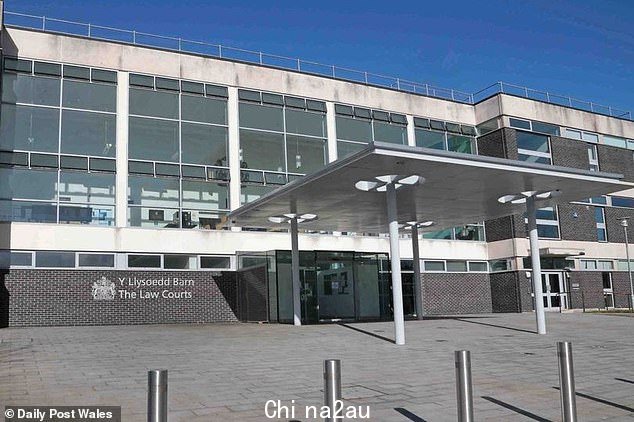 Farooq 今天早些时候在 Mold Crown Court 被判处四年半监禁