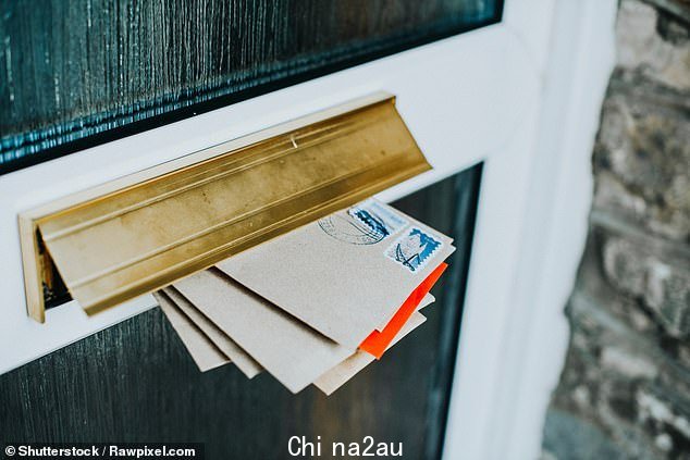几乎五分之一 - 18% - 说他们在向某人送花后没有收到任何确认或感谢(档案照片)