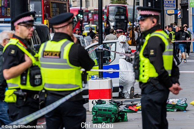 10 月 6 日伦敦 Bishopsgate 持刀袭击现场的紧急服务