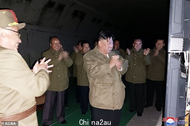 Kim 与他的高级官员一起监督巡航导弹试验,当武器击中目标时,他右手中似乎有一支香烟鼓掌