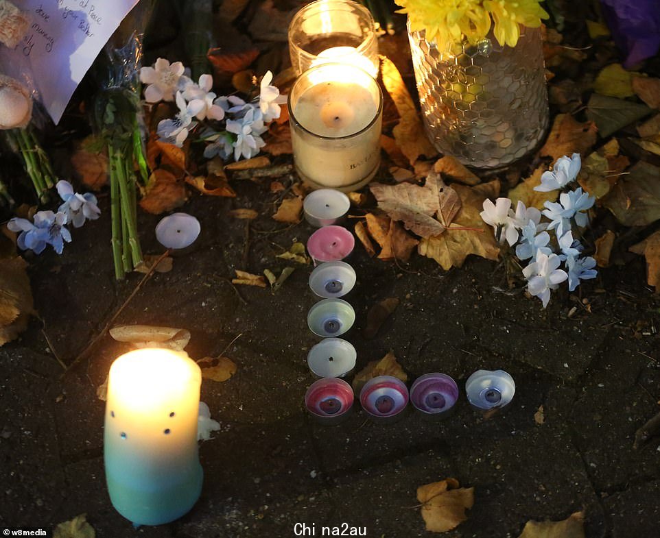 各种鲜花、蜡烛和泰迪熊都留在了现场,其中许多直接寄给了 Leah