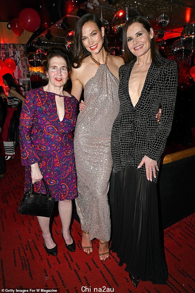 摆个姿势:Geena 与 Karlie Kloss 和 Lynn Hirschberg 合影