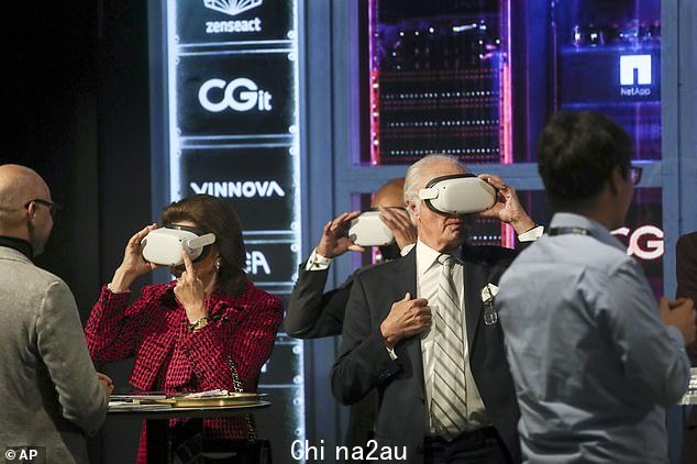 片刻之后,四位皇室成员被拍到戴上 VR 护目镜环顾四周哥德堡 Lindholmen 科技园内的房间