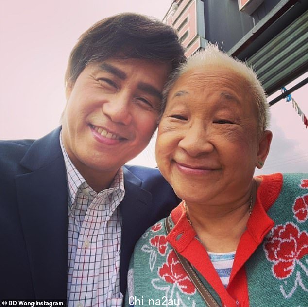 '#wallyandgrandma':9 月 13 日,这位 61 岁的艾美奖提名人——扮演诺拉的父亲沃利——与他的银幕母亲分享了他的第一个“第三季自拍”, Lori Tan Chinn,饰演 Nora 的祖母” class=