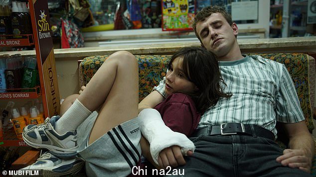 讲故事:Aftersun 由 Charlotte Wells 编剧和导演,讲述了一个女人回忆童年时与父亲一起去土耳其度假的故事