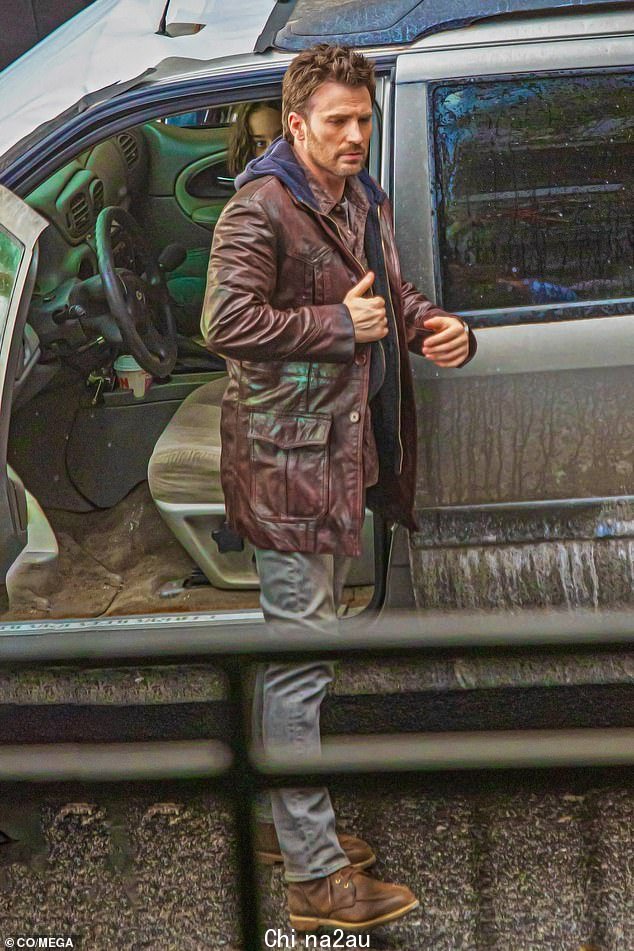 做他的事:Chris Evans 被发现在周二即将上映的电影 Red One 的亚特兰大片场工作