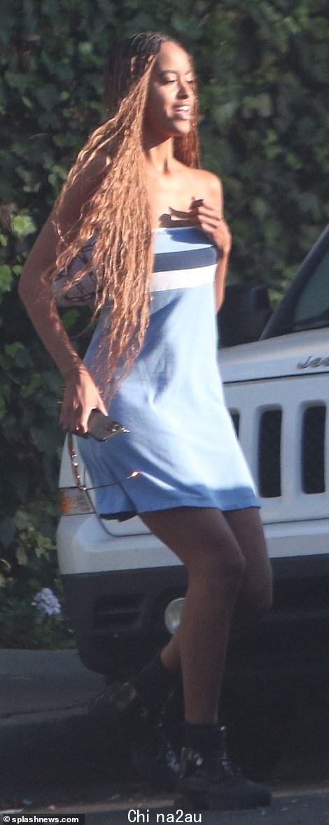 Malia 的妹妹 Sasha Obama 在从密歇根大学转到南加州大学完成大学学业后,于今年早些时候搬到了洛杉矶