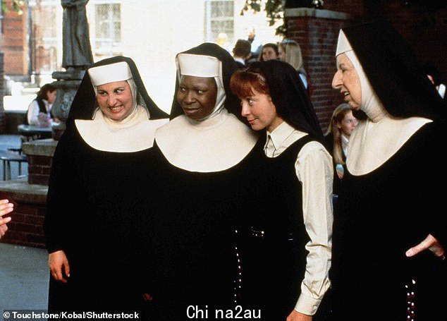 纳吉米（左图）在《修女行动》和《修女行动 2：回归习惯》中与戈德堡共同出演玛丽·帕特里克修女