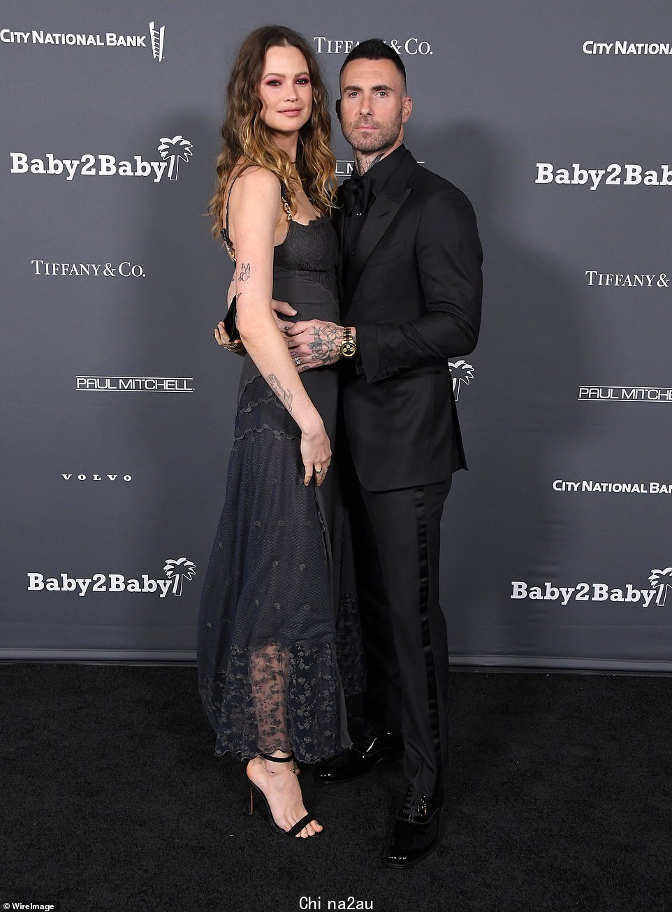 站在她的男人身边:有人看到 Adam 的妻子 Behati 最近在拉斯维加斯的 Maroon 5 演出中支持他; 2021 年 11 月在西好莱坞看到