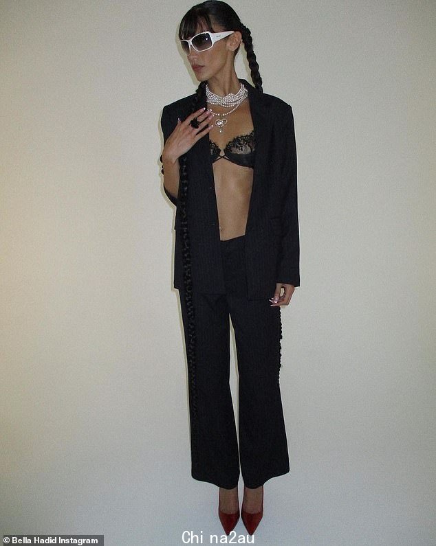 Striking: Bella Hadid's new 系列本周与 About You 一起下降。这位超模在她与在线时尚精品店拍摄的幕后合作中的多件作品中掀起了风暴