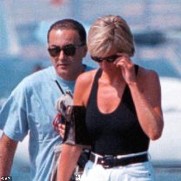 威尔士王妃戴安娜和她的伴侣多迪Fayed,1997 年 8 月在法国里维埃拉度假胜地圣特罗佩的浮桥上行走