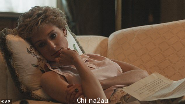 Elizabeth Debicki 在下一季的《王冠》中扮演戴安娜王妃,该剧将于 11 月在 Netflix 首映