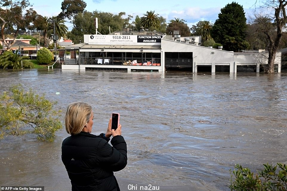 周五,当地居民密切注视着位于 Maribyrnong 被部分淹没的 Anglers Tavern