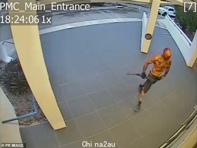 CCTV 拍到赤膊上阵的本杰明·格伦·霍夫曼 (Benjamin Glenn Hoffmann),在他杀死四名男子的那天,他浑身是血,手持猎枪