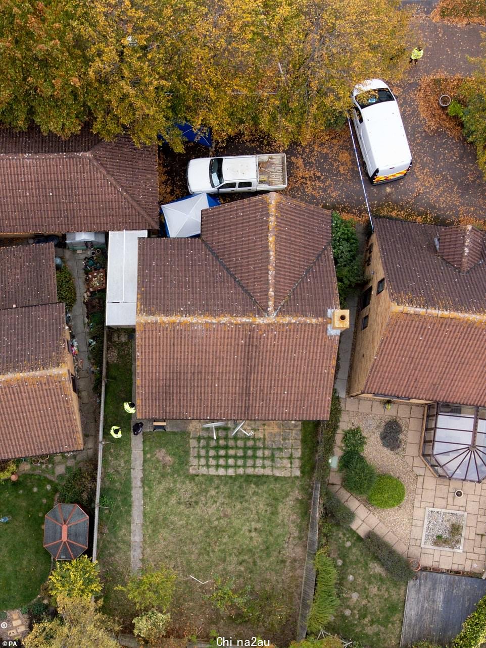 Loxbeare Drive, Furzton, Milton Keynes 物业外的法医和警察鸟瞰图