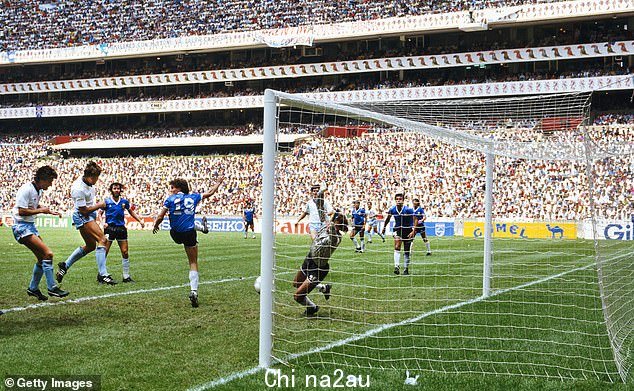 6 月 22 日在阿兹台克体育场,1986 年世界杯 1/4 决赛中,英格兰前锋加里·莱因克尔 (左二) 头球攻门