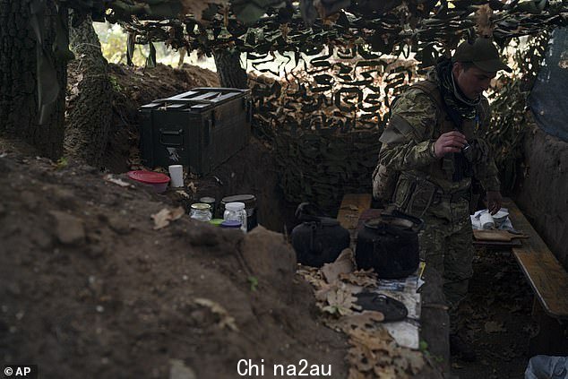 乌克兰士兵被拍到检查俄罗斯战壕，那里有物资被留下