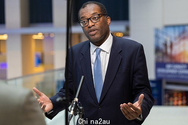 Chancellor Kwasi Kwarteng(如图)和总理是最亲密的盟友。但 Truss 女士已经不得不彻底改变他取消 45 便士最高税率的计划。另一个 U -turn 会对他的未来提出疑问” class=
