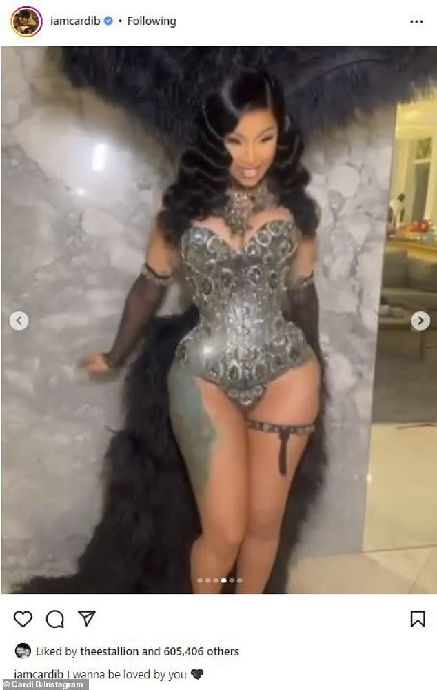 Cardi B 在 Instagram 上模仿玛丽莲梦露并分享了一系列照片和视频,这些照片和视频是她身着另一个狂欢节风格的合奏