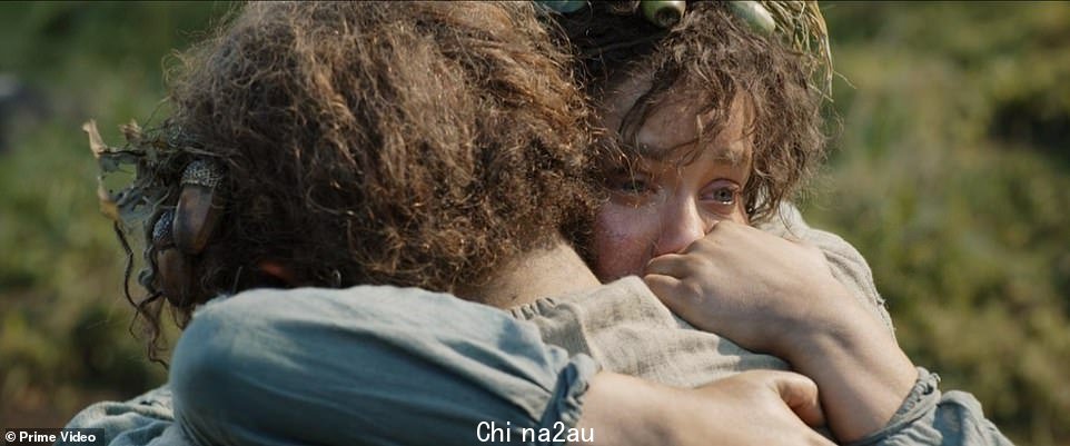 Hug: 他们再次拥抱,Harfoots 在 Nori 走向陌生人时向她挥手致意
