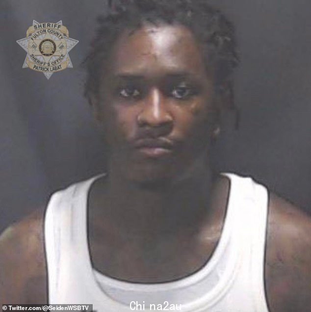法律纠纷:说唱明星 Young Thug 在 5 月因与帮派有关的指控被捕。他在富尔顿县警长办公室拍摄的面部照片中被拍到