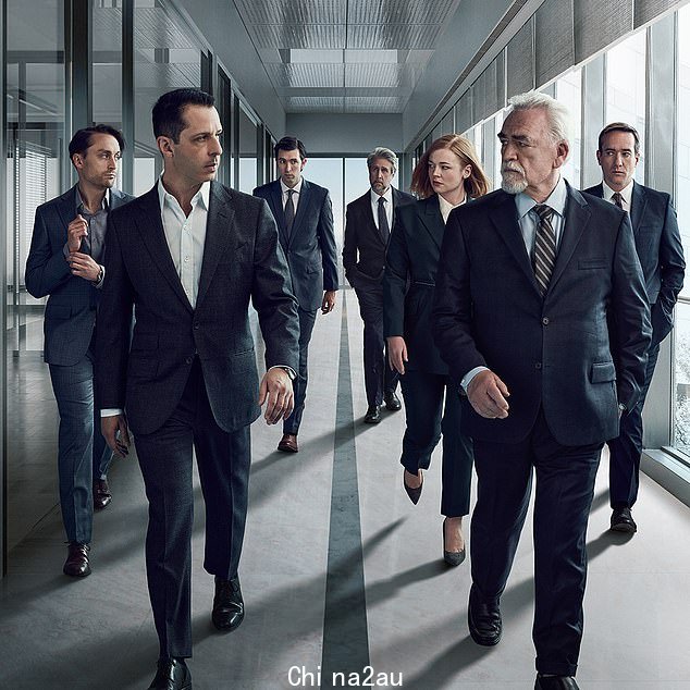 Succession 的粉丝(演员如图)可能会看到 HBO 剧集和 Riches 之间的相似之处,都追随高权家庭