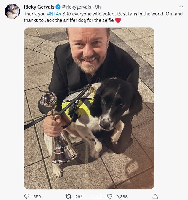 Celebrations: 退出活动时,Ricky 找到了一只名叫 Jack 的嗅探犬,他自豪地举起锣,与他合影