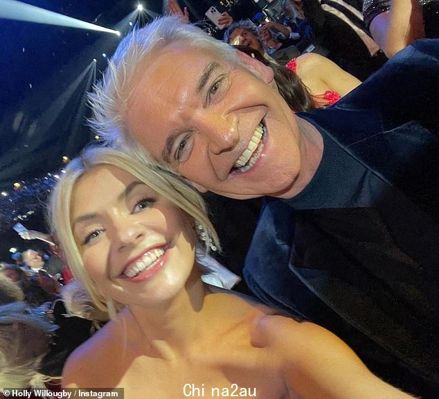 耶!他们与获奖者 Holly Willoughby、Phillip Schofield(如图)和 Anton Du Beke 一起在社交媒体上获得了各种最佳日间和最佳法官锣后庆祝