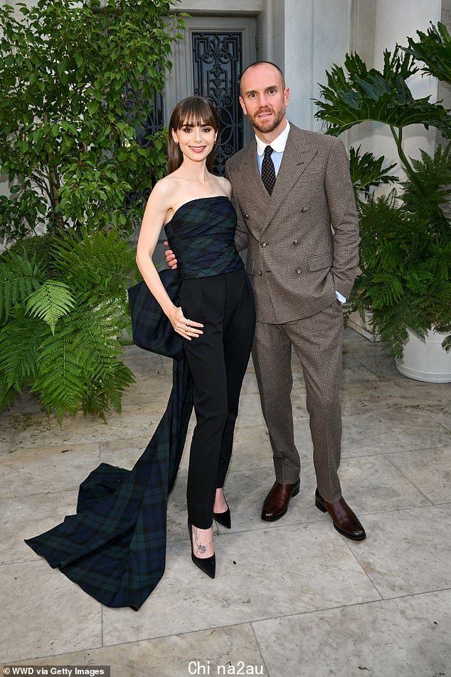 Loved-up: Lily Collins 在加利福尼亚州 Ralph Lauren 时装秀的红地毯上与丈夫 Charlie McDowell 合影