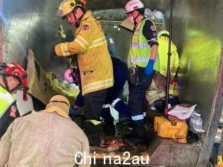 消防和救援人员确定了救援被困清洁工是用热喷枪切入卡车的侧面。图片:FRNSW