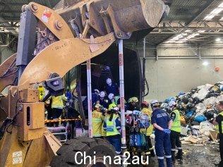 一名 46 岁的男子在 Wetherill 公园的垃圾车内待了四个小时后获救。图片:NSW Ambulance