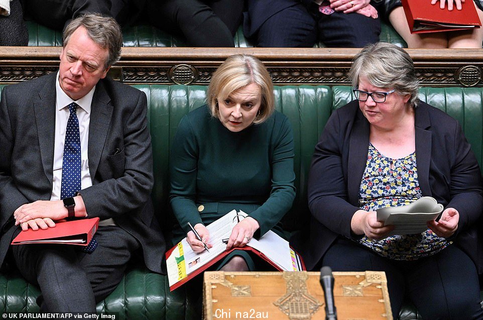 Liz Truss,昨天在总理问题上的照片,已经被保守党议员给了 17 天的时间来保住她的工作
