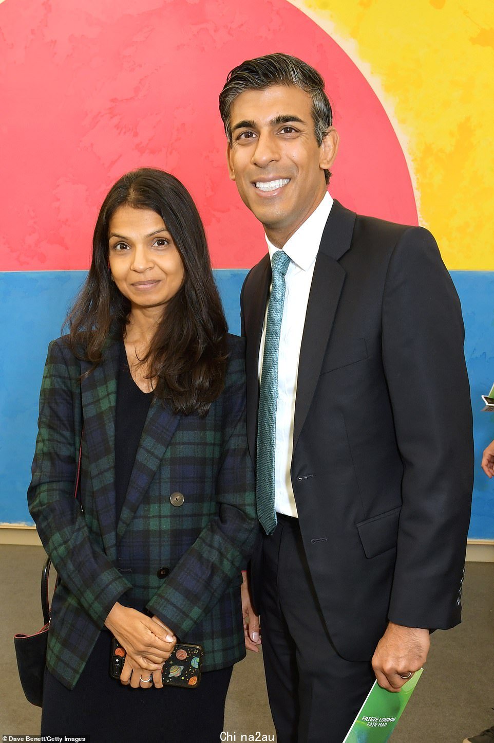 Rishi Sunak,与他的妻子 Akshata Murty 合影,也被讨论为可以负责的人