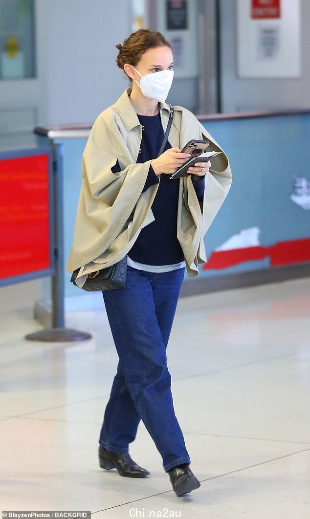 休闲酷:这位获得奥斯卡奖的女演员穿着深蓝色牛仔裤、黑色运动衫和白色 T 恤、浅棕色夹克和尖头皮靴飞行