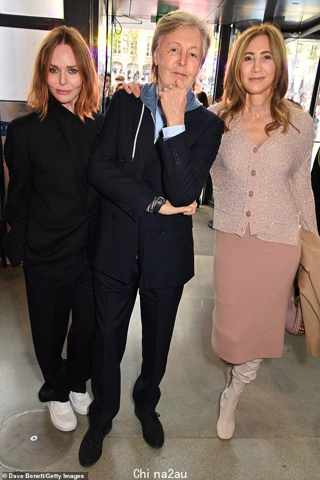 家庭事务:这是在保罗支持他的女儿 Stella McCartney(左)在周一的巴黎时装周时装秀上(南希,右)