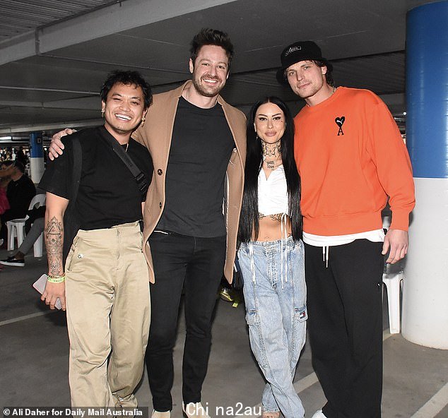 曾有人看到 Konrad 与前单身汉 Matt Agnew、主厨明星 Khanh Ong 和 Jessica Brody 聊天,后者也将出现在 The Challenge