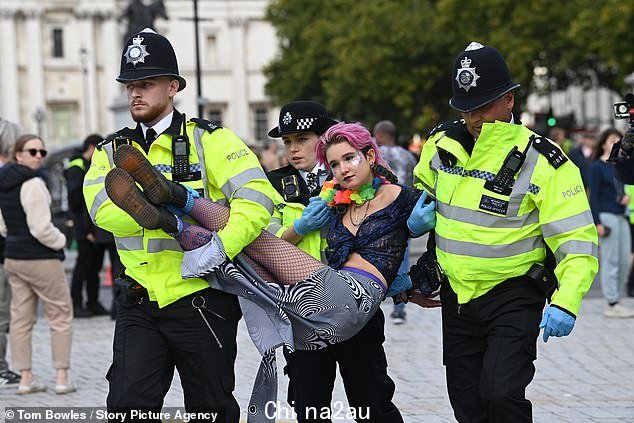 本月早些时候，生态活动家菲比·普卢默（Phoebe Plummer）在 10 月 8 日的气候抗议活动中封锁特拉法加广场后被伦敦警察带走