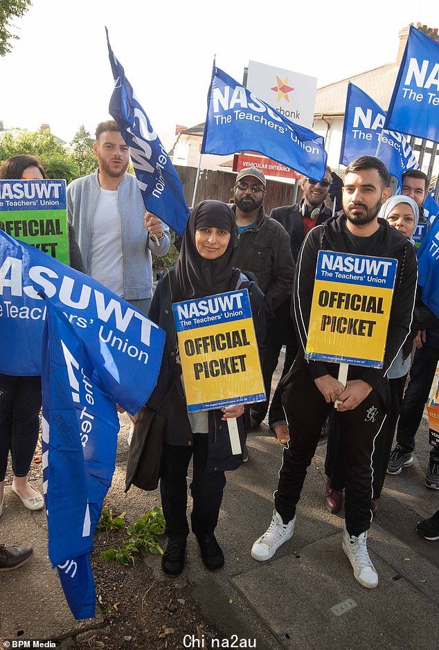 NASUWT 建议成员投票支持罢工和其他形式的工业行动(附图:2019 年伯明翰 Starbank 学校外属于 NASUWT 工会的教师抗议)