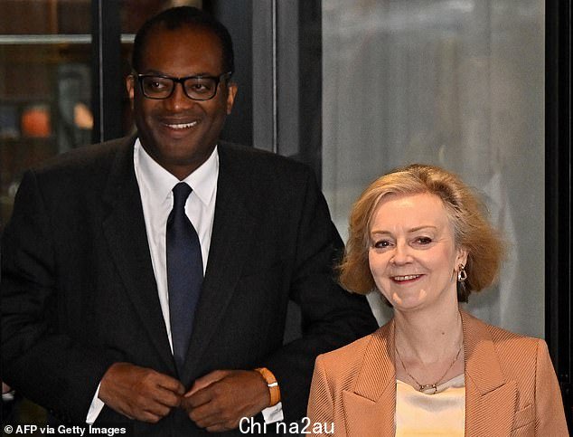 Liz Truss 试图通过解雇倒霉的总理 Kwasi Kwarteng(本月早些时候合照)来恢复她的政府在金融市场上的信誉