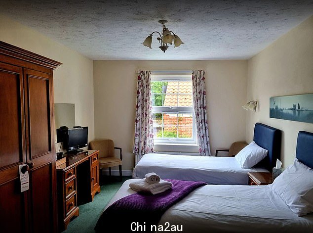 当 White 女士向 Marsham 的 Plough Inn 的工作人员投诉时(图中酒店的卧室),他们告诉她“这不是冒犯性的,而是一种设计特色”