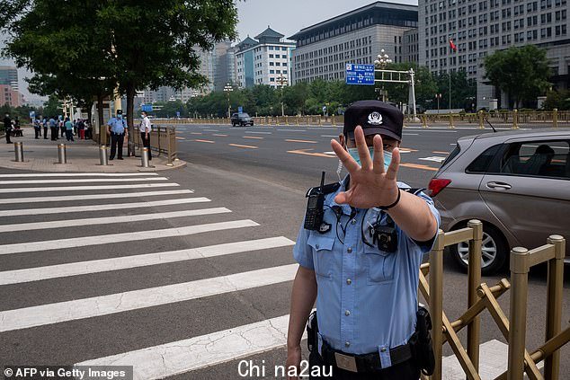 该报告强调了 54 个这样的非法“警察局”,它们在五大洲悄悄涌入世界各地,公然违反有关引渡和跨境逮捕的国际法。该非政府组织将这种情况描述为“中国跨国警务已不复存在” wild'