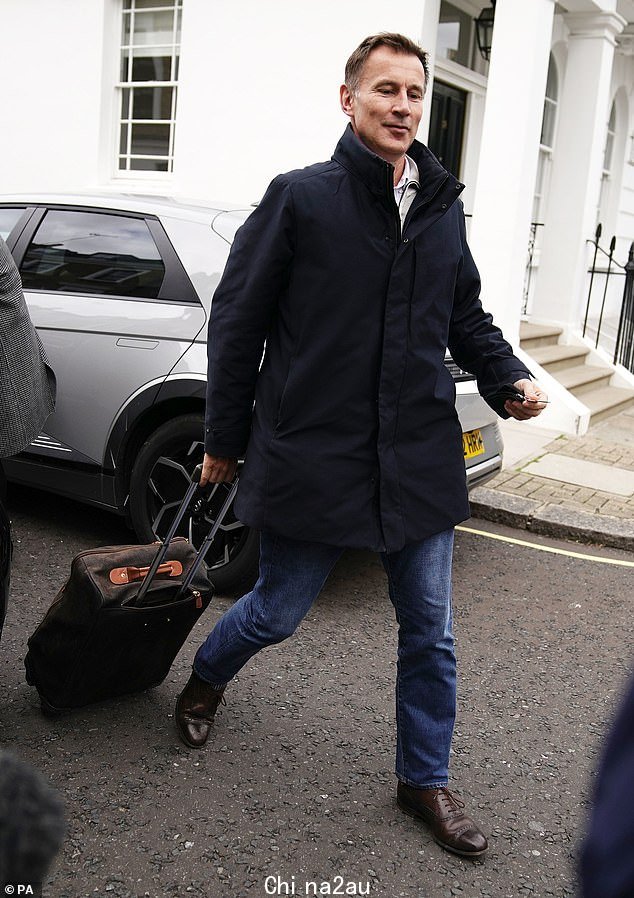 Liz Truss 已求助于经验丰富的内阁部长 Jeremy Hunt,他今天被任命为总理后抵达伦敦市中心的家中负责财政部